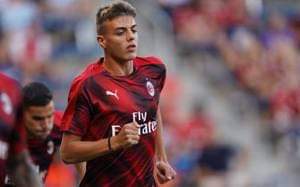 iltifososocial's tweet photo. Buona fortuna a Daniel Maldini, prima chiamata per lui da parte di Pioli che lo avrà a disposizione nel delicato match contro il Napoli. 👏🏻👏🏻
#milannapoli #danielmaldini #discendenza #acmilan https://t.co/mkGTrgsoqP