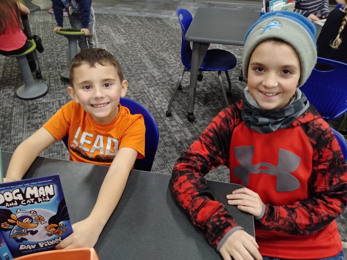 Sarahrose12121's tweet photo. Partner reading with second grade! @poslaiko8 @mullinsjennaj 
#hunterhornets
#thankfulGSD https://t.co/u7X0JNuhQR