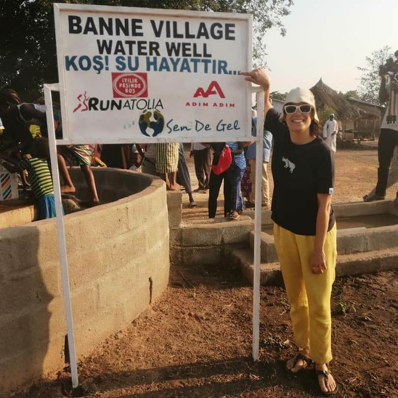 Uzak bir köyde, uzun bir toprak yolun sonunda  <a href="/Sen_De_Gel/">SenDeGel Derneği</a> <a href="/AdimAdimAAO/">Adım Adım Derneği</a> su kuyusunu görmek. #iyilikpesindekos #Gambia