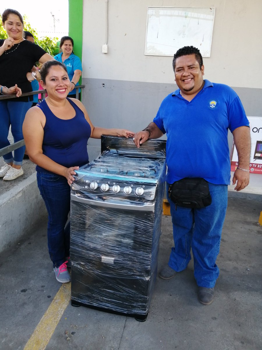 SitrasoyaO's tweet photo. Muchas felicidades al empleado Hugo Hernández del departamento del Mercado Central por haber participado y ser el ganador de la Cocina. 👏👏👏 https://t.co/5yAIfgnA6D