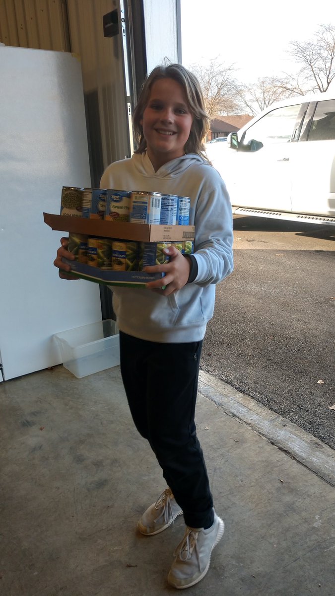 jmuzzalupo's tweet photo. @wmscats leadership academy works at the Hilliard Food Pantry https://t.co/XYmh2QYx4P
