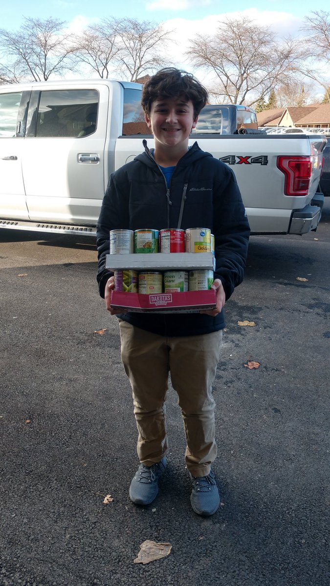 jmuzzalupo's tweet photo. @wmscats leadership academy works at the Hilliard Food Pantry https://t.co/XYmh2QYx4P