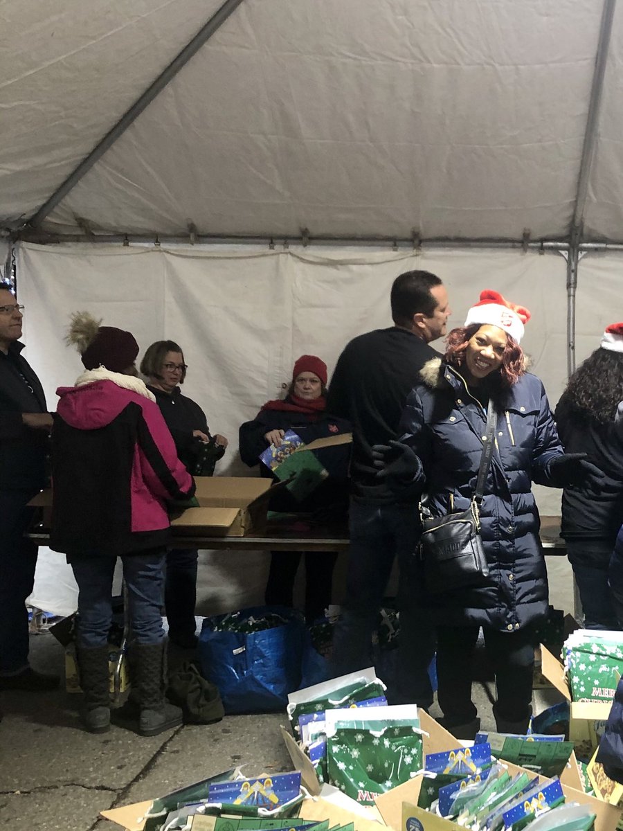 HE1AT1HER's tweet photo. #ATTEmployee ‘s working with @salmich #believedetroit @ATT #ServingDetroit creating bags for the kids tent #downtown #Detroit ! https://t.co/uPX0i3tXdG