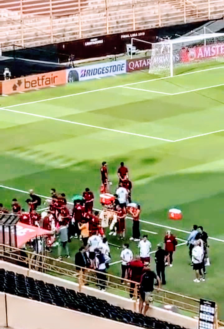 LOCOSUNORTE's tweet photo. Esta tarde River Plate hizo reconocimiento de campo en el Estadio Monumental. UNIVERSITARIO los recibió con aplaudible gesto dejando camisetas del club CREMA para los jugadores 'millonarios' como obsequio, recuerdos y buena sUerte. 

Sí, LA BENDICIÓN DE LA SAGRADA. https://t.co/ESF7F7CGjZ