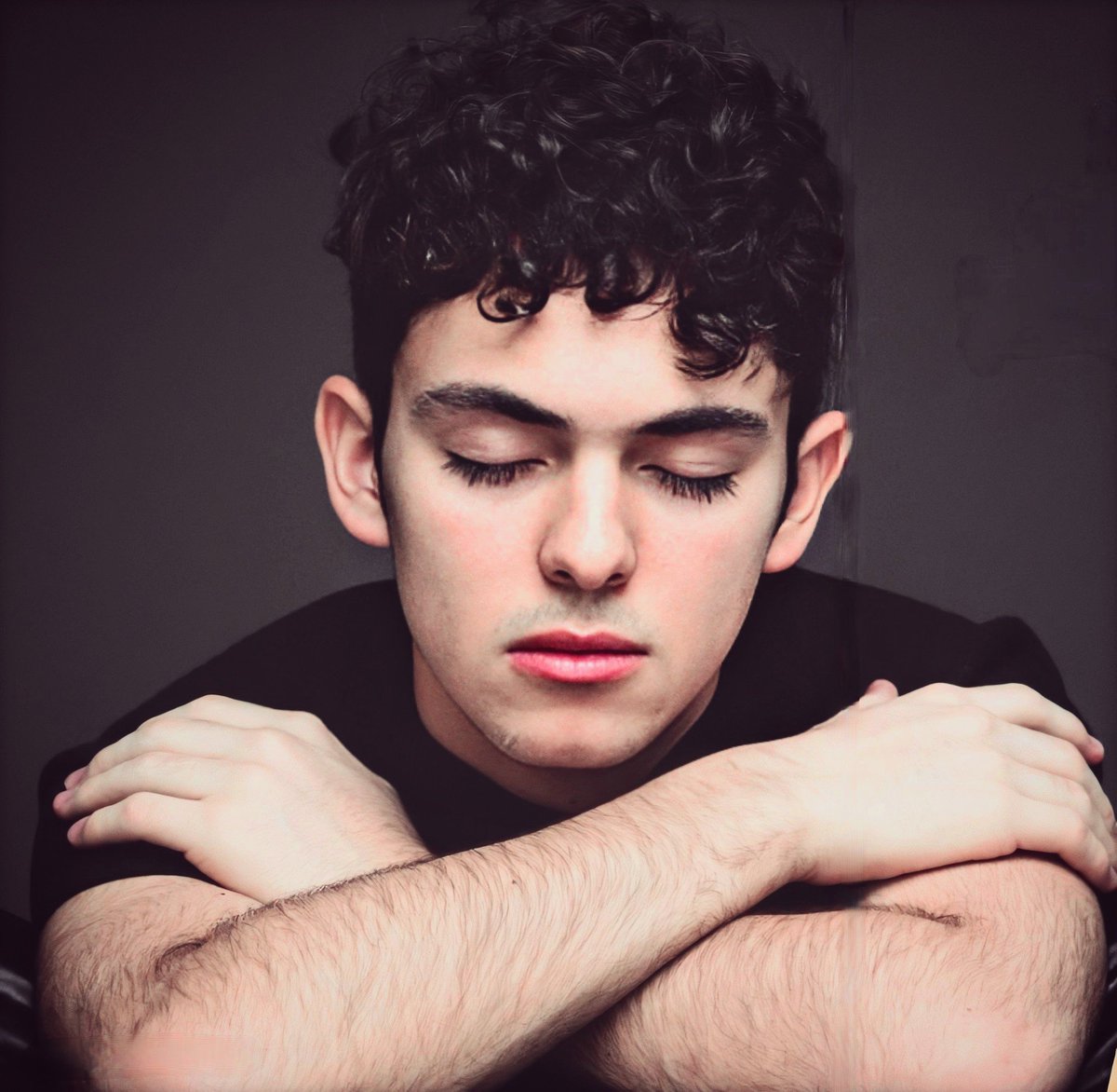GressLovers's tweet photo. Para subir aún más la TT díganme que es lo que más les parece hermoso de Joaco 

Yo empiezo

Sus rizos son preciosos 💕

#JoaquinXPadrisimo https://t.co/SujFEmZLwl