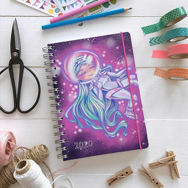 mirellaDesign's tweet photo. Er ist bestellt und wird mir hoffentlich helfen das nächste Jahr zu organisieren. 
Das wird nämlich ganz spannend und anstrengend da hilft es einen gutem Kalender zu haben. .
.
#persönlicherkalender #neuerkalender2020 #illustration #spacegirl #astronaut … https://t.co/ouXgDsaG9s https://t.co/1INkN44Zec