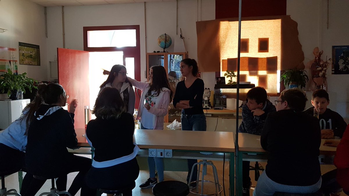 L’alumnat de primer de batxillerat fa pràctiques de laboratori amb l'alumnat de primer d'ESO.