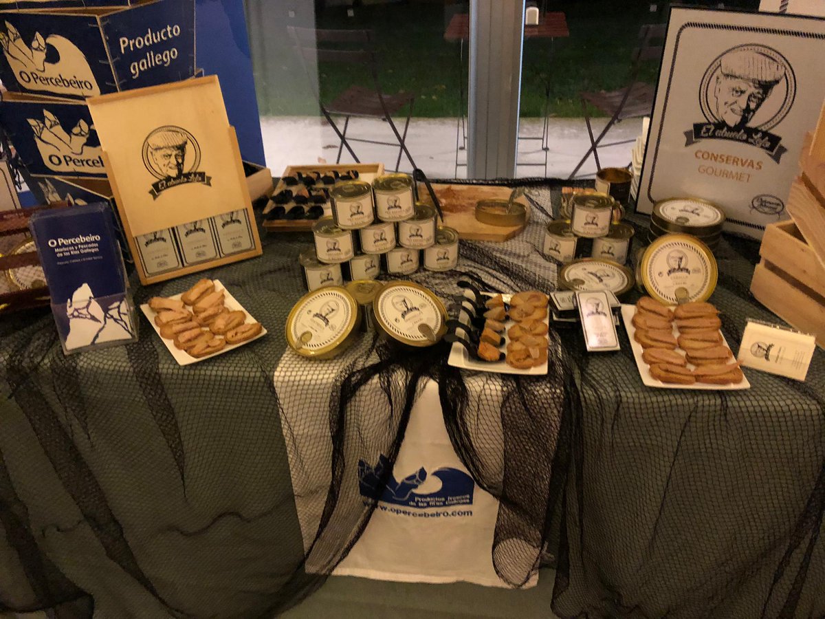 OPercebeiro's tweet photo. No nos hemos querido perder la presentación del nuevo número de la @labodadenerea y hasta el @pazodecea nos hemos venido con nuestras conservas gourmet #ElAbueloLelo #eventosriquiños #labodadenerea #opercebeiro #elabuelolelo #iñakibretal #pazodecea https://t.co/GFczdsudWw