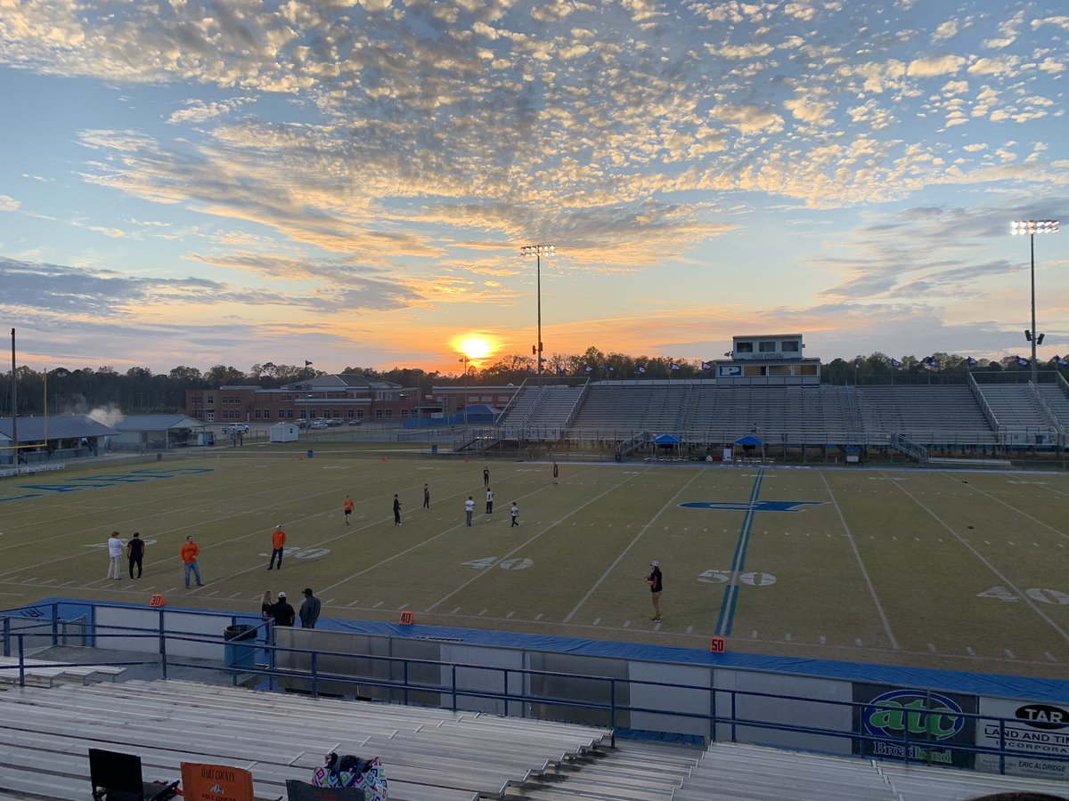 hartcountyfb's tweet photo. Sunset over Pierce County’s Bear Stadium! Gametime is just over 2 hours away!! LETS GO DOGS!! #onehartbeat #godogs #beatpierce https://t.co/LDphRsZWIA