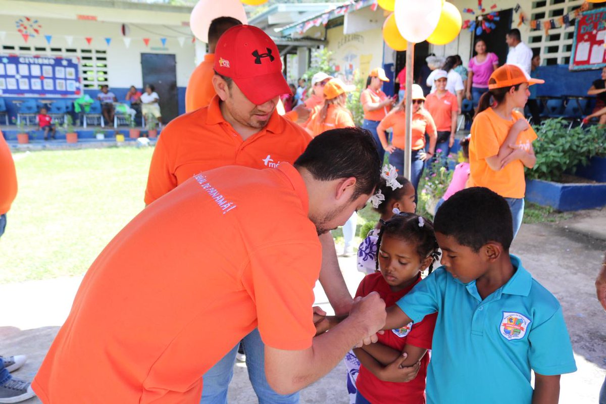 RocioL_masmovil's tweet photo. Más de 35 voluntarios de @MasMovilPanama compartieron el cierre del #MissionWeek2019 con niños y padres de familia de la Escuela de Arretí, provincia de Darién. Llevando momentos de alegría y diversión a cada uno de ellos en esta apartada comunidad Darienita. #ContigoSomosMás https://t.co/EMjTTvD8Xg