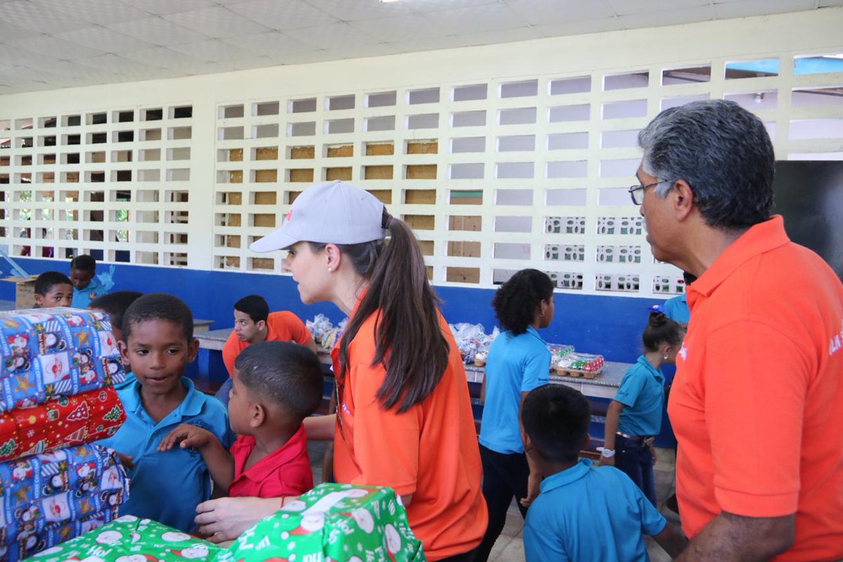 RocioL_masmovil's tweet photo. Más de 35 voluntarios de @MasMovilPanama compartieron el cierre del #MissionWeek2019 con niños y padres de familia de la Escuela de Arretí, provincia de Darién. Llevando momentos de alegría y diversión a cada uno de ellos en esta apartada comunidad Darienita. #ContigoSomosMás https://t.co/EMjTTvD8Xg