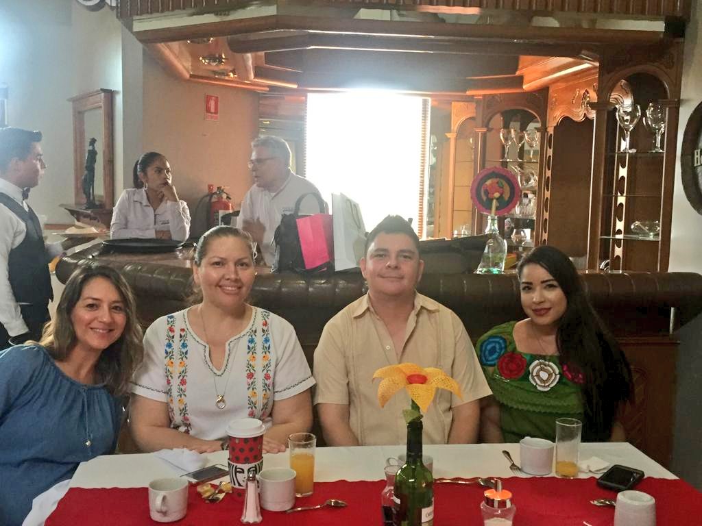 ampnhermosillo's tweet photo. El sábado 9 de noviembre tuvimos nuestro segundo desayuno mexicano. Esta noble actividad de recaudación de fondos, es con el fin de contar con los recursos necesarios para que nuestras seis becarias, estudiantes de la #UNISON puedan concluir con sus estudios UNIVERSITARIOS. 🏜️📚 https://t.co/MT34c6HX6g