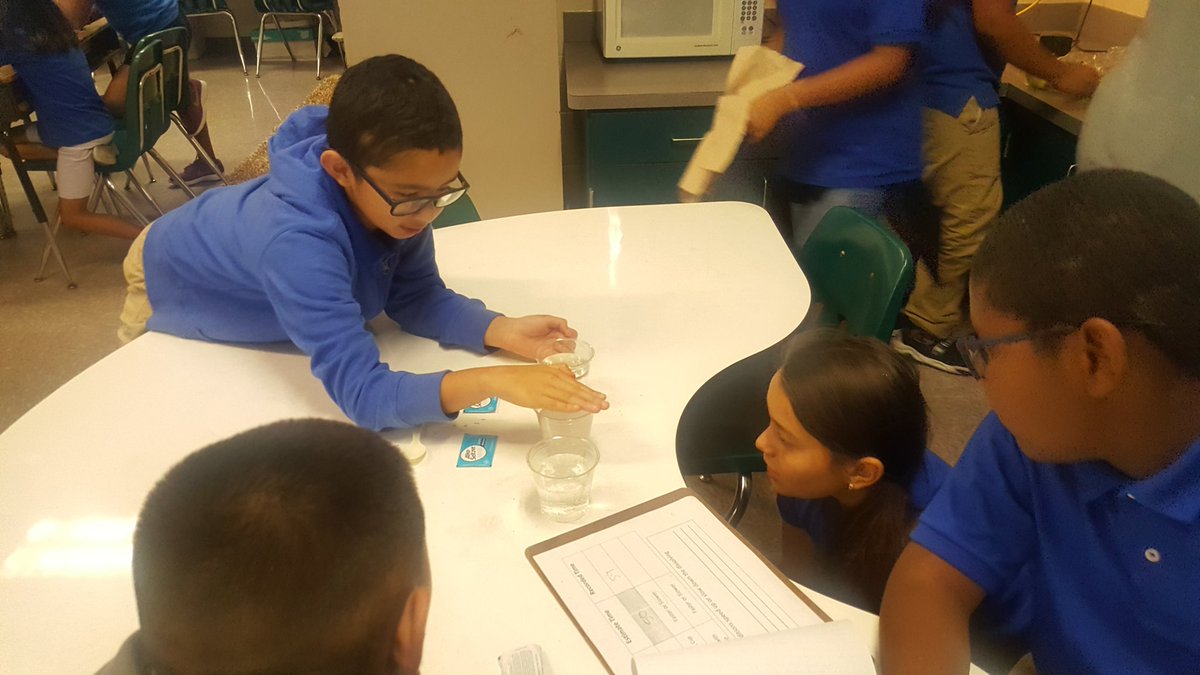 Ms_PayneMES's tweet photo. 5th grade @ManateeCCPS sharing their knowledge on states of matter with Miss Allen's 2nd grade class #scienceexpo #teamwork https://t.co/3Ebb8r3b3A