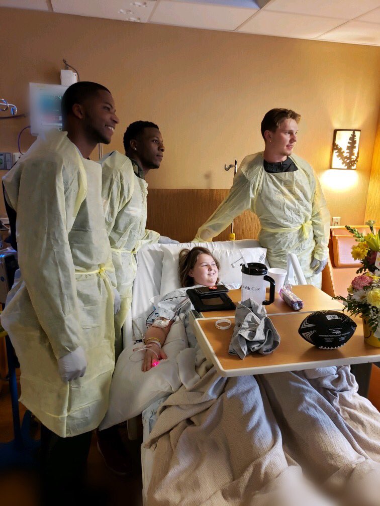 Playing4Hope's tweet photo. Thanks to @luhperk, Daniel Ellinger and Alum, @budsasser21 for taking part in our visit this week.
As Mizzou's last home game approaches, the team celebrates its seniors for all their hard work. At #playing4hope we like to celebrate by making our rounds at the hospital! https://t.co/4gkNzKUwid