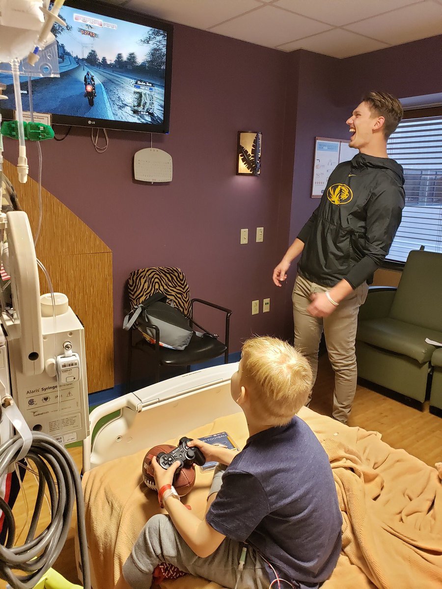 Playing4Hope's tweet photo. Thanks to @luhperk, Daniel Ellinger and Alum, @budsasser21 for taking part in our visit this week.
As Mizzou's last home game approaches, the team celebrates its seniors for all their hard work. At #playing4hope we like to celebrate by making our rounds at the hospital! https://t.co/4gkNzKUwid