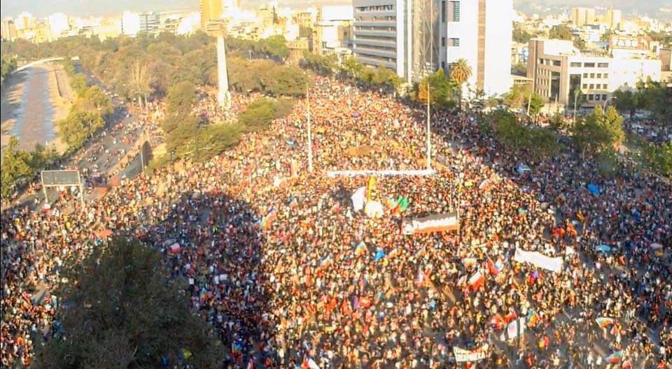 danieljadue's tweet photo. En este minuto así luce la Plaza de la Dignidad mientras los canales hablan de algunos miles de personas y seguramente mañana dirán que fueron 20.000 #chiledesperto https://t.co/hB5hkFBRnC