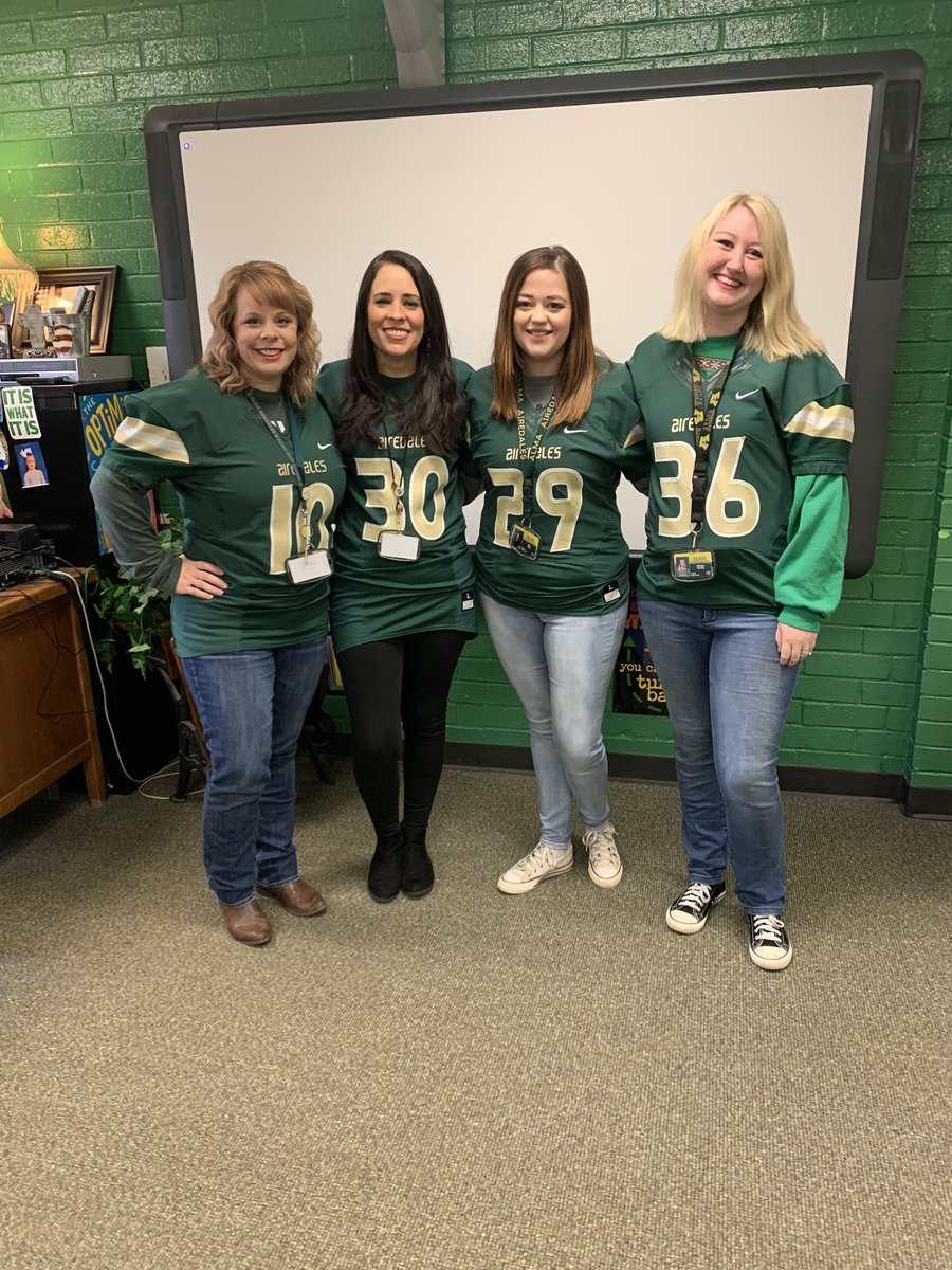 Alma_MrsMick's tweet photo. Love my squad. 💚💛💚💛 We’re ready to cheer on our Airedales tonight!! https://t.co/crujUQQ45w