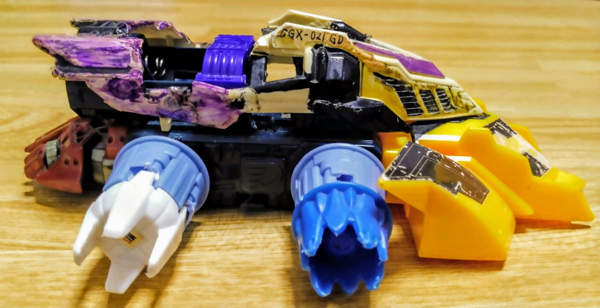 UKISHIMA19's tweet photo. ｢アークキャバリアー改｣
＋MVT/Dシャーシ
＋ノワールツヴァイ
＋ダッシュホイールCW-23HL
＋ガードスライダー

子供の頃、持てる限りのパーツで作った中での最高傑作。
限界まで肉抜きし、低重心化と軽量化を心掛けた機体。仮面ライダー電王のイマジン４人のカラーをイメージした雑塗装が懐かしい。 https://t.co/p42r071rA8