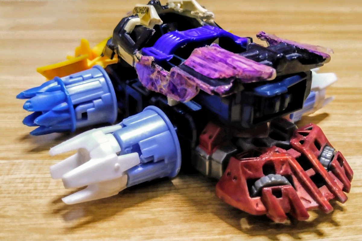UKISHIMA19's tweet photo. ｢アークキャバリアー改｣
＋MVT/Dシャーシ
＋ノワールツヴァイ
＋ダッシュホイールCW-23HL
＋ガードスライダー

子供の頃、持てる限りのパーツで作った中での最高傑作。
限界まで肉抜きし、低重心化と軽量化を心掛けた機体。仮面ライダー電王のイマジン４人のカラーをイメージした雑塗装が懐かしい。 https://t.co/p42r071rA8