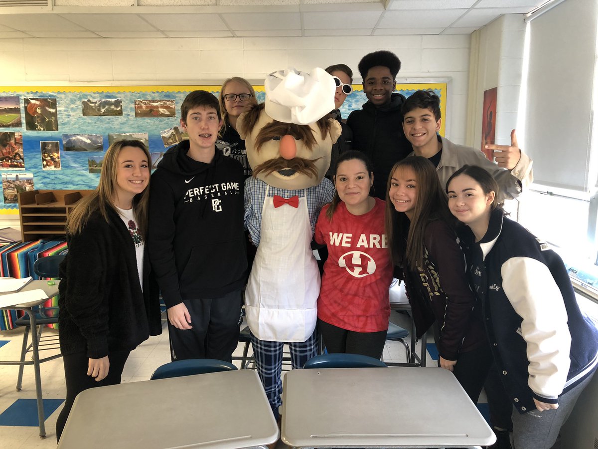 evarrial's tweet photo. Que divertido crear/revisar frases del pasado y con estudiantes en disfraces #spanish2rocks #hhs #wearehowell #botc2019 @MerylNorych https://t.co/ByfNf495yL