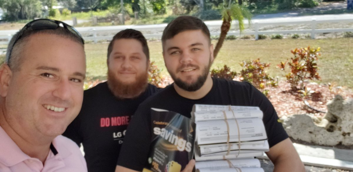 skossa01's tweet photo. Had a great time with the @sprint store in Bradenton today. Helped handout statements for December, passed out their 55+ and Holiday promotion to 175 residents!!! Worked with us @lakeshore_mhc to spead the word! @DaveMayeux #collaboration #switchnsave #BlackFriday https://t.co/cHJM4MXAo3