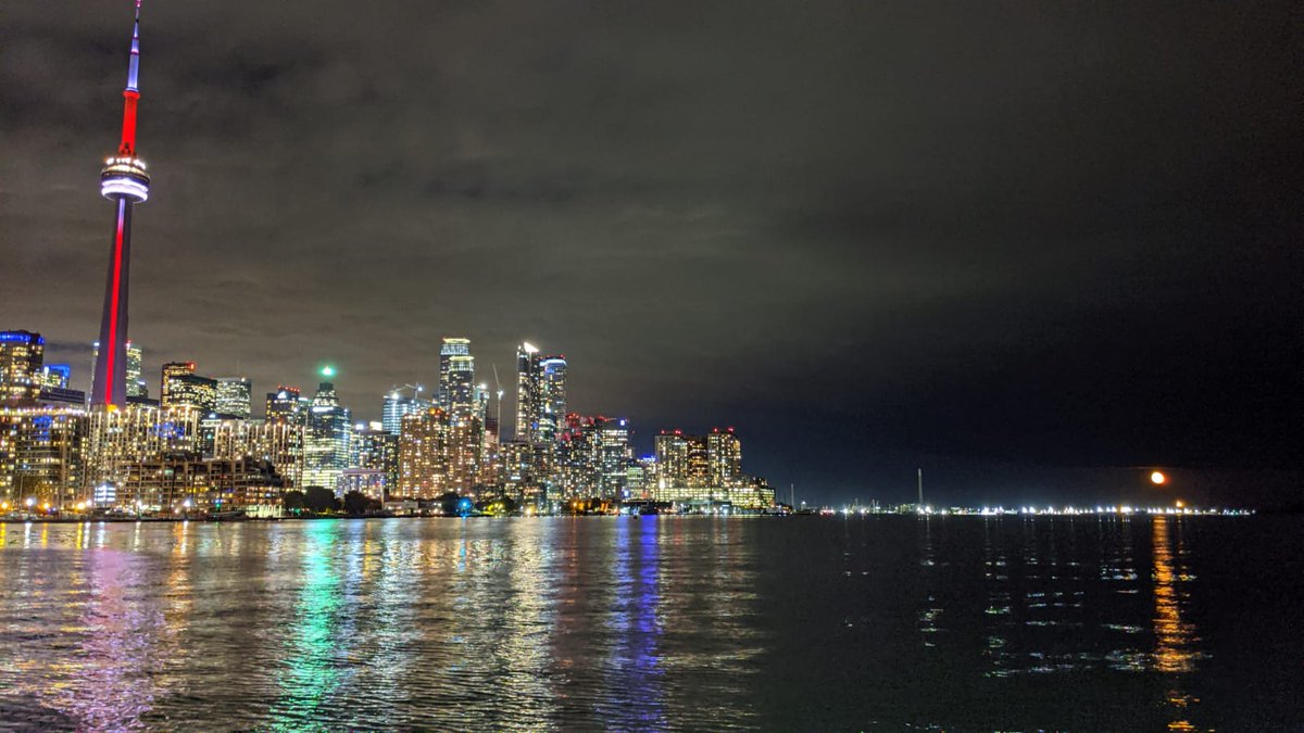 BBishopAirport's tweet photo. Dear Toronto, 

Here's a quick reminder that we love you. 

Sincerely, 

Your Airport 

#YTZ #TorontoCityAirport #YTZViews #AVGeek #FridayFeeling
📷: @Davis_S90 https://t.co/mKXuqVv2WQ