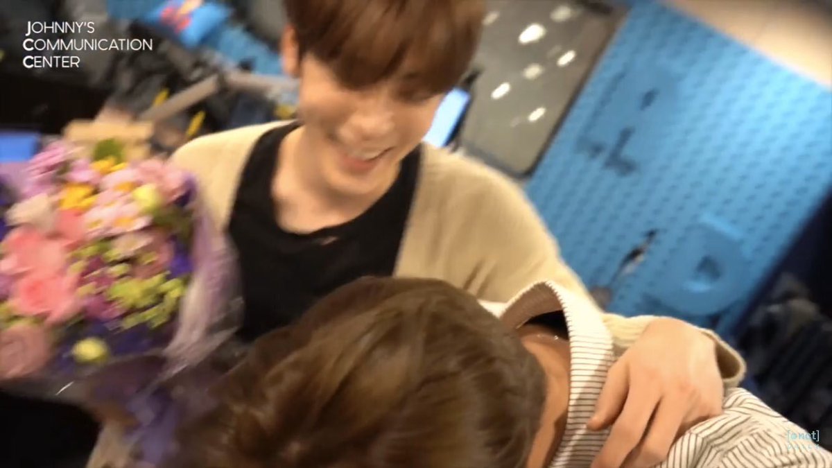 คบรุ่นพี่ไง เขาโตกว่าเยอะนิดนึง มีดอกไม้มาจีบตั้งแต่สมัยมัธยม พ่อแม่รับรู้ ล่าสุดเปิดร้านกาแฟด้วยกันละ