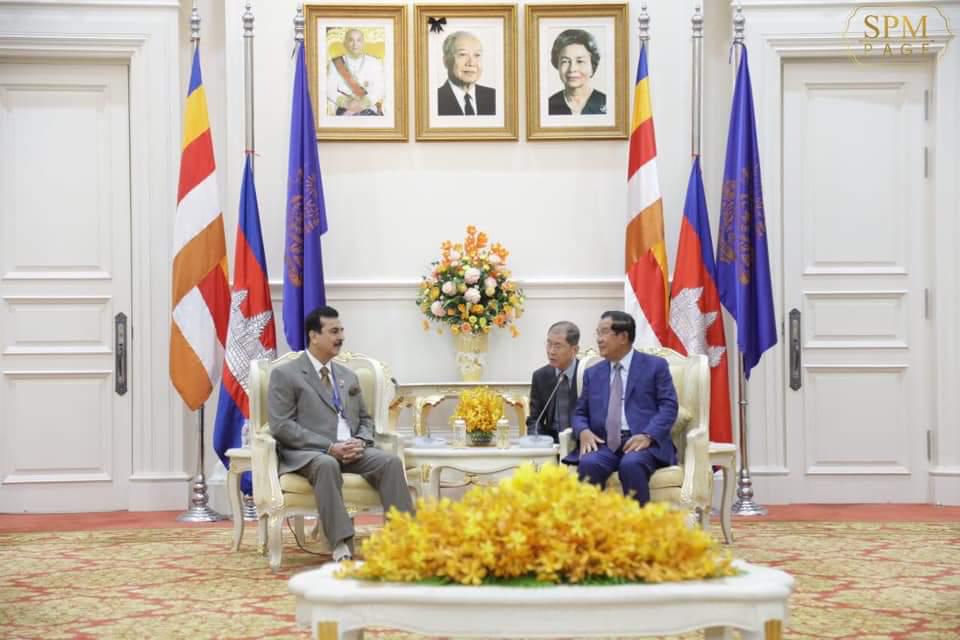 JumanRahim's tweet photo. Former Prime Minister Pakistan Syed Yusuf Raza Gillani met  the Cambodian Prime Minister Mr Hun Sen at the PM House and discussed with him the issues of mutual interest &amp; presented him the book named ,The Reconciliation, written by Mohtrama Benazir Bhutto
#APS2019
@KasimGillani https://t.co/n8x5xICDjr