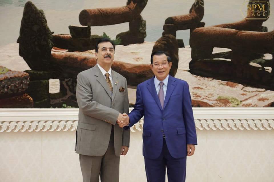 JumanRahim's tweet photo. Former Prime Minister Pakistan Syed Yusuf Raza Gillani met  the Cambodian Prime Minister Mr Hun Sen at the PM House and discussed with him the issues of mutual interest &amp; presented him the book named ,The Reconciliation, written by Mohtrama Benazir Bhutto
#APS2019
@KasimGillani https://t.co/n8x5xICDjr