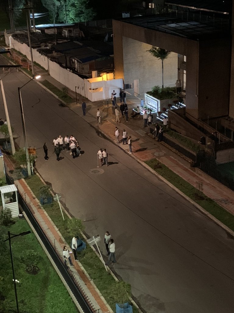 natypu's tweet photo. @BluRadioCo @BluRadioCo en Alejandría la gente está en la calle cuidando que no se vayan a entrar en los edificios! La policía avisa que si hay grupos con intenciones de hacer vandalismos. Se siente miedo!!! https://t.co/JBtzbIKs1f