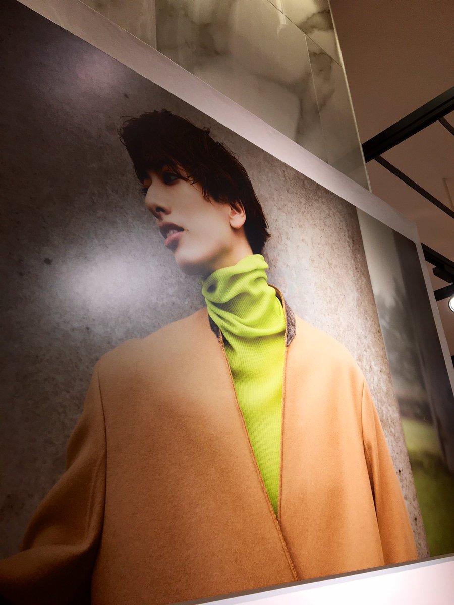 _miriray's tweet photo. 頑張って店員さんに写真撮っていいか話しかけた!
動画見惚れてたら、同じ思いの方がお隣に…☺️💕
素敵ですよねぇ…ってお互いため息混じりに言っちゃった😂
#柚香光 #JOSEPHc https://t.co/WqetRXuyka