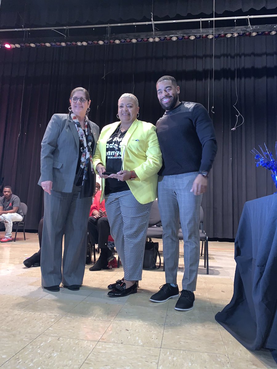 DavinClemons's tweet photo. Thank you @ShelbyTNHealth for this great honor!! Thank you to Trezevant High School for hosting the 2019 World AIDS Day Program. 
#TUVMagazine @SCSK12Unified 
#RelationshipUnleashed 
#EndingTheHIVepidemic 
#WorldAIDSDay https://t.co/KGi0fQR4Gi
