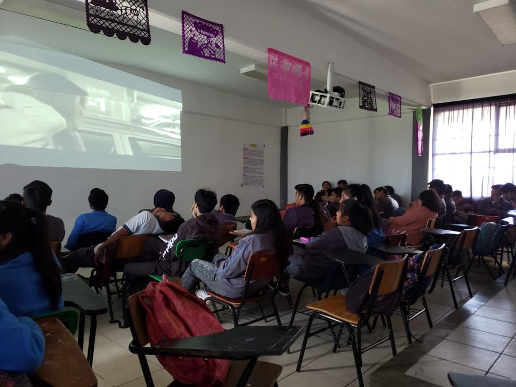 SSPPCSnAndresCH's tweet photo. Dentro del programa #EscuelaConValor, nuestro personal llevó a cabo el Cinedebate Riesgos del uso incorrecto del Internet, en el bachillerato Juan de Palafox de #SanFranciscoAcatepec, para brindar herramientas de prevención en la comunidad estudiantil. #ValoresQueHacenGobierno https://t.co/lx8TgcZQWu