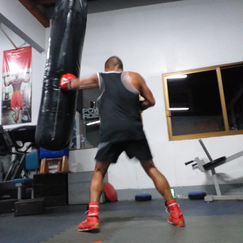kingCarlosMX's tweet photo. This is how I spend my Friday night! 15 rds, Core workout and 13KM run! I want to be the best!! #lovemyjob #nodaysoff112 #alwaysgohard https://t.co/NiYz7AG5vh