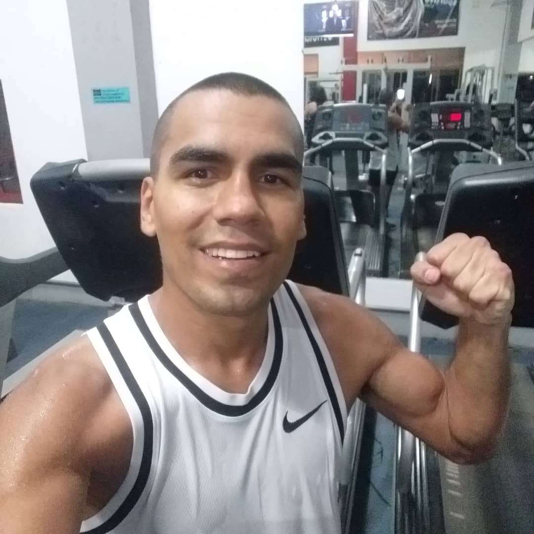 kingCarlosMX's tweet photo. This is how I spend my Friday night! 15 rds, Core workout and 13KM run! I want to be the best!! #lovemyjob #nodaysoff112 #alwaysgohard https://t.co/NiYz7AG5vh