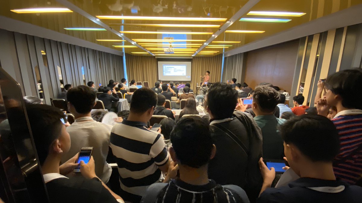 Web #gde <a href="/henrylim96/">henrylim96</a> speaking about using <a href="/ChromeDevTools/">Chrome DevTools</a> to build a better web at <a href="/gdgphilippines/">GDG Philippines</a>  #devfestph2019