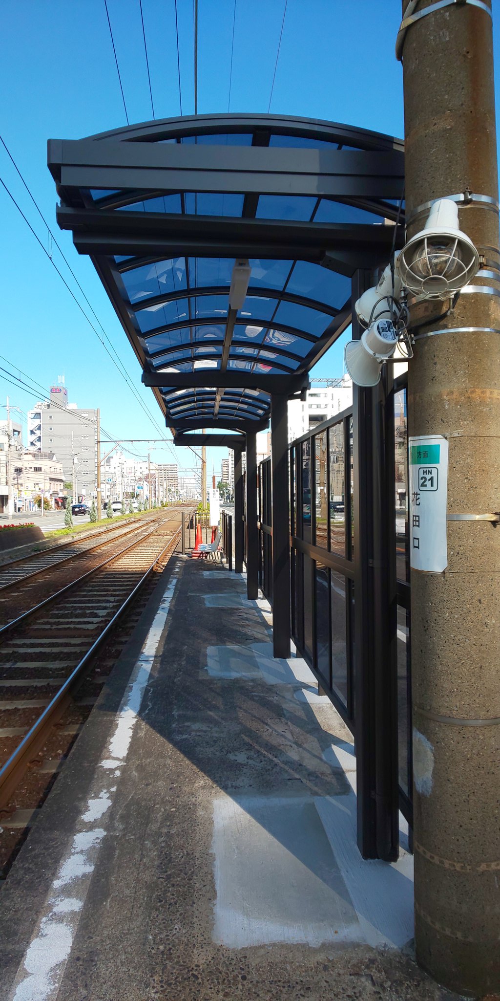風太 No Twitter 去年の台風で吹き飛ばされた 阪堺電車 花田口電停 下り が新築されていた 上り はそのままなので景観上 揃えて欲しいところ 阪堺電車 花田口