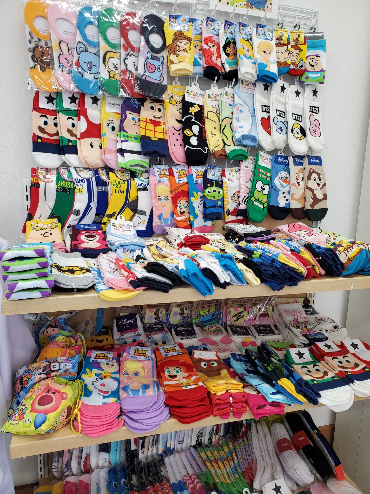 おかやす ディズニーやサンリオの靴下が沢山入荷しました 大人のサイズだけでなく 7cm サイズがあります 売り切れる前に急げ そんなおかやす 土曜日の今日も元気にオープンしましたー サンリオ ディズニー キッズ靴下 土曜日も