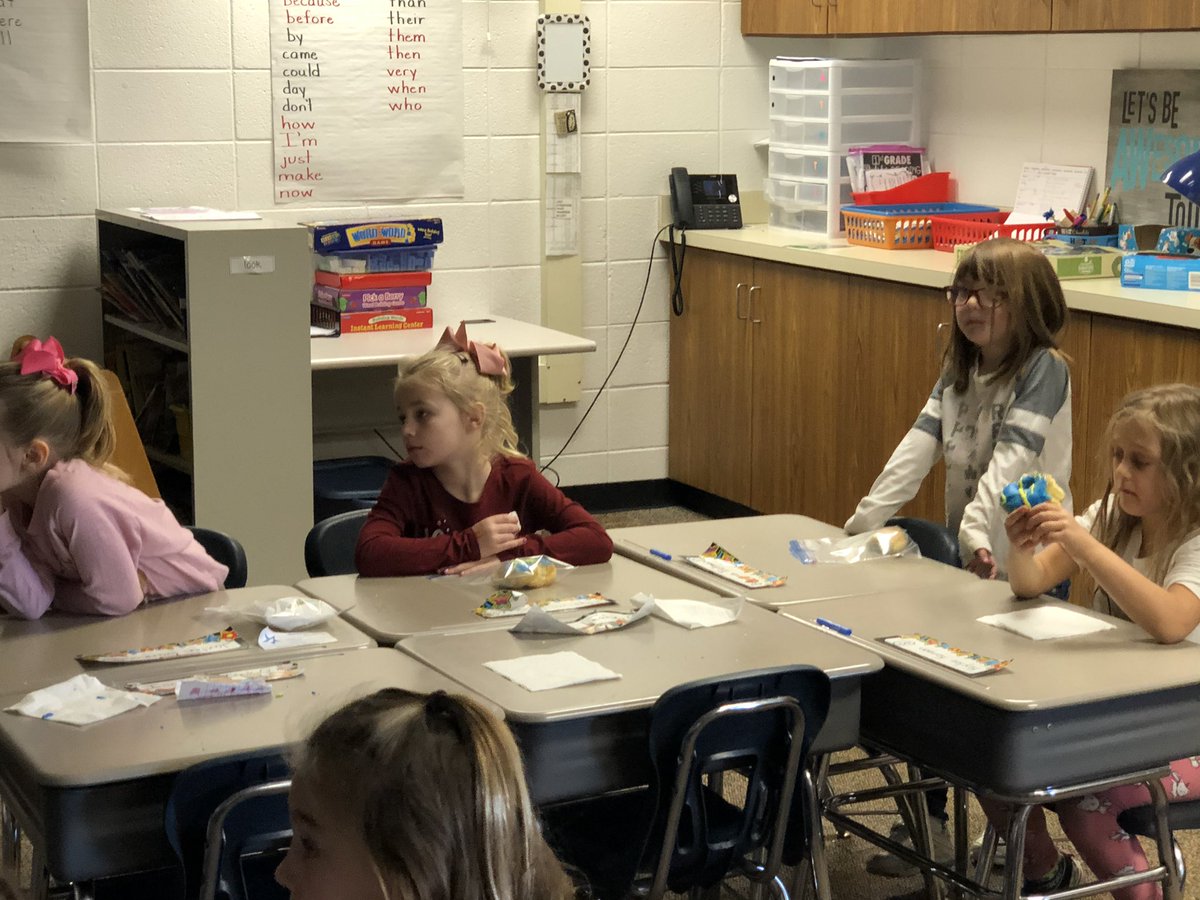 marnellandrea29's tweet image. We had a great time at our STAR party today! Games, drawings, and doughnuts oh my! @VV_Voyagers #viewourstory #fabulousfirsties #starbehavior