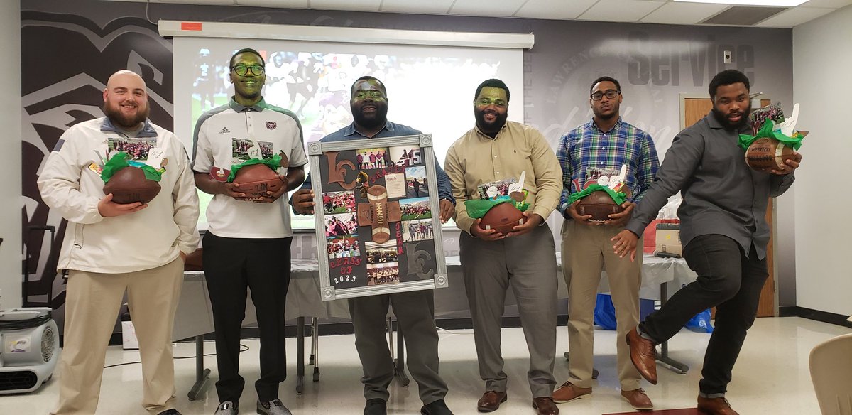 LCBEARSHUDDLEC1's tweet photo. As we conclude the first year with the Freshman coaching staff,the Class of 2023 shows thier appreciation by showering this group with gifts from the Heart. https://t.co/44hZzGAvNX