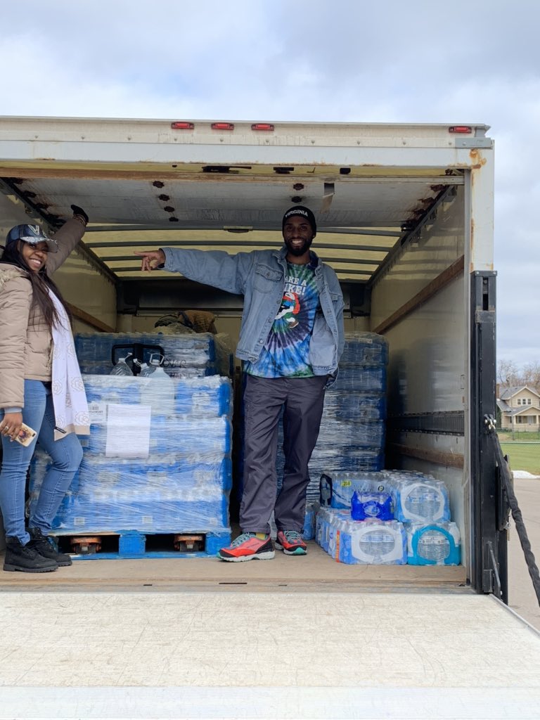 _imcountry's tweet photo. Me and my friend drove 700 miles to donate 400 cases of water to preschoolers in Flint, Michigan today.

I challenge all of you to get involved in something you care about. You don’t know how much of a difference in ones life you can make. #WaterforFlint2 https://t.co/Kfs3gp5XNC