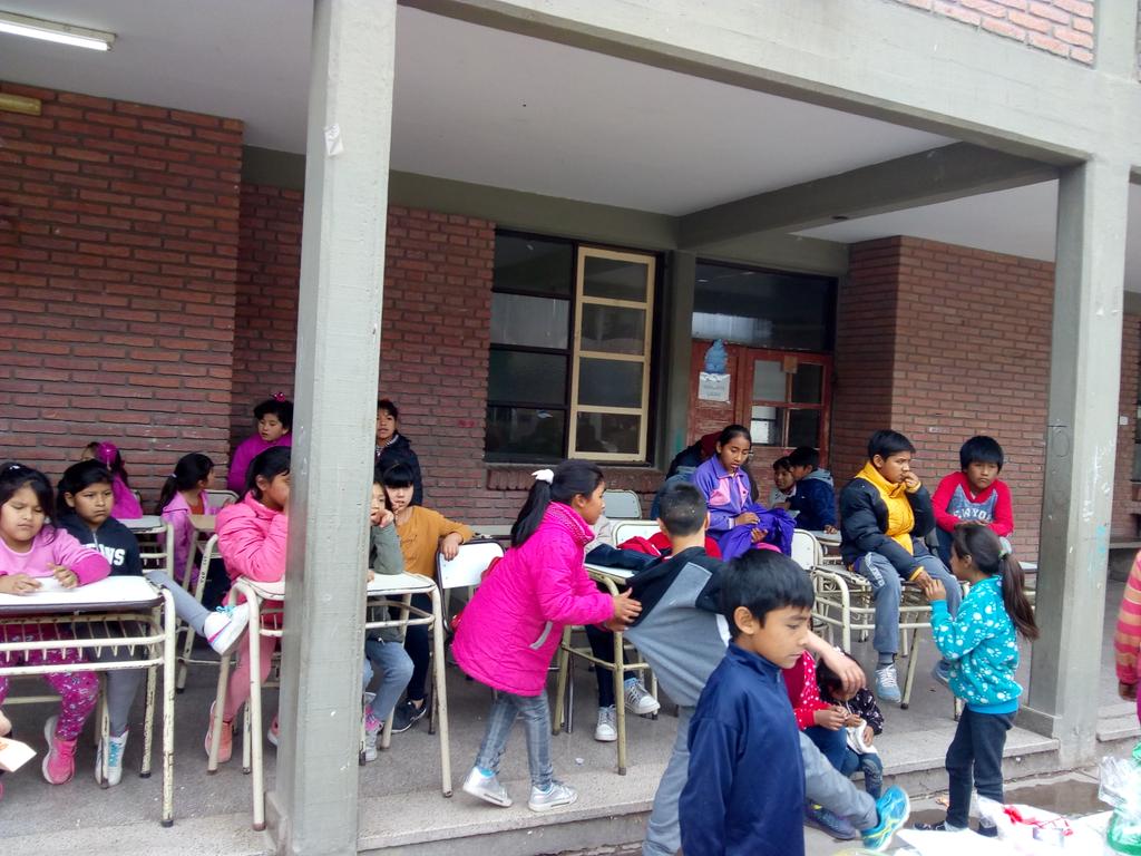 E.A Ricardo Durán junto a los niños <a href="/fguillesaavedra/">GUILLERMO SAAVEDRA</a> <a href="/GustavoSaenzOK/">Gustavo Sáenz</a> <a href="/MEducacionSalta/">Ministerio de Educación de Salta</a> <a href="/SaltaEduca2030/">Salta Educa 2030</a> <a href="/GabineteSalta/">Jefatura de Gabinete</a> <a href="/sebabonduri/">Sebastian Bonduri</a>