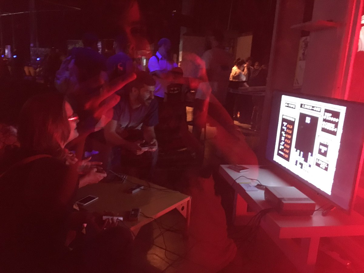 lunatika_shd's tweet photo. Una genialidad #GameOnElArteEnJuego! Juegos narrativos, estaciones con controles alternativos, una NES en la que podés jugar en coop de a 8 jugadores (#Octopad), un shooter en un ventilador. Y varios de los juegos argentinos más vanguardistas. Les cuento más en una nota después. https://t.co/Oaxwv8KvRl