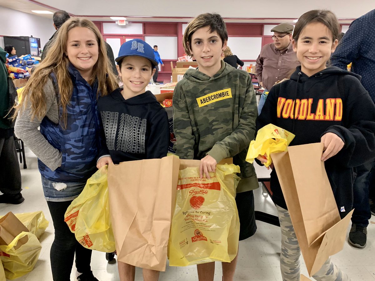 randireiser's tweet photo. Who’s ready for Thanksgiving!? A whole lot more families now! Thanks to EM @Kiwanis and our @ms_woodland Builders Club members for sorting and packing bags to be distributed to families of East Meadow. @emeadowschools #emeadowschools #GreatHappensHere @rboettcher_wdld https://t.co/yjoWmTIpaK