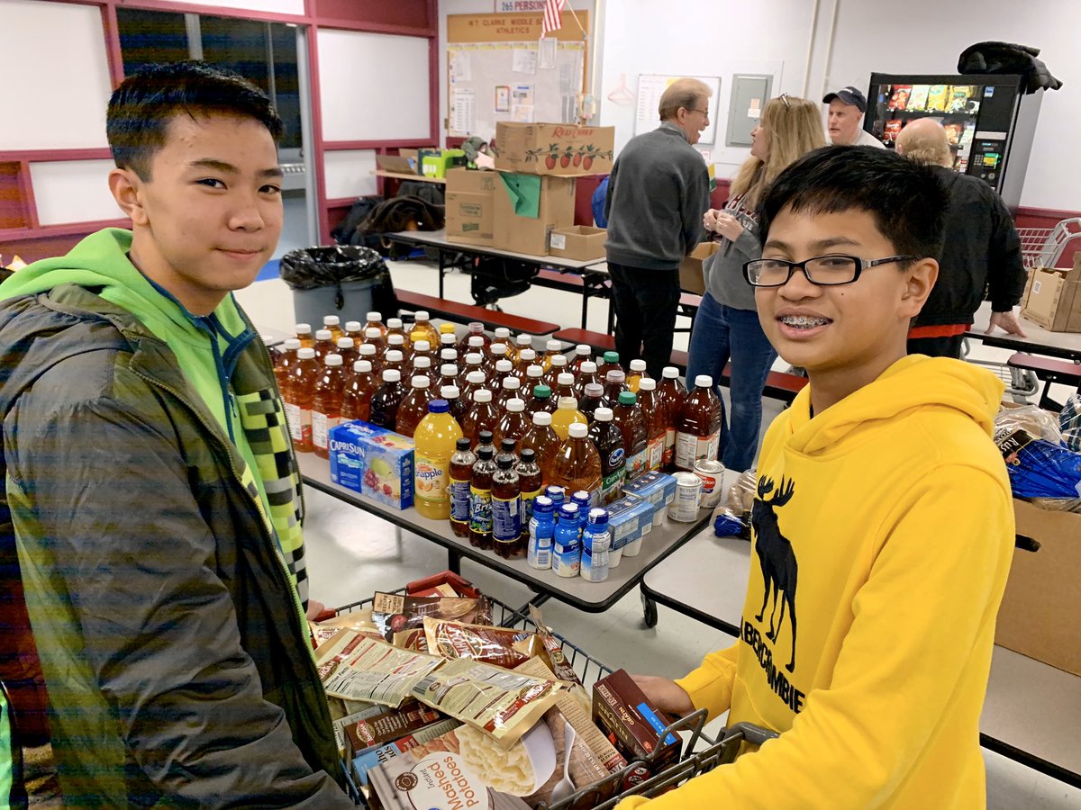 randireiser's tweet photo. Who’s ready for Thanksgiving!? A whole lot more families now! Thanks to EM @Kiwanis and our @ms_woodland Builders Club members for sorting and packing bags to be distributed to families of East Meadow. @emeadowschools #emeadowschools #GreatHappensHere @rboettcher_wdld https://t.co/yjoWmTIpaK