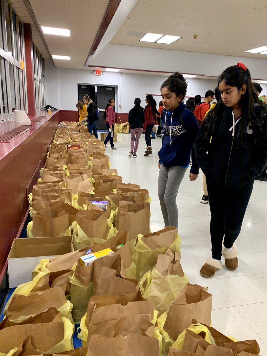 randireiser's tweet photo. Who’s ready for Thanksgiving!? A whole lot more families now! Thanks to EM @Kiwanis and our @ms_woodland Builders Club members for sorting and packing bags to be distributed to families of East Meadow. @emeadowschools #emeadowschools #GreatHappensHere @rboettcher_wdld https://t.co/yjoWmTIpaK