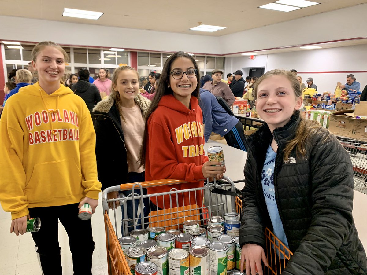randireiser's tweet photo. Who’s ready for Thanksgiving!? A whole lot more families now! Thanks to EM @Kiwanis and our @ms_woodland Builders Club members for sorting and packing bags to be distributed to families of East Meadow. @emeadowschools #emeadowschools #GreatHappensHere @rboettcher_wdld https://t.co/yjoWmTIpaK
