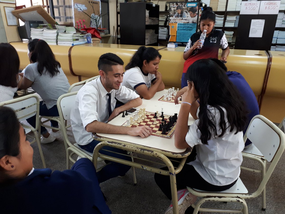 Danfox18317864's tweet photo. #PoliticasSocioeducativas jovenes del playon 5002 tartagal de ajedrez disfrutan en la biblioteca utilizando tecnicas pa ganar a su oponente a la vez q socializan con ellos.@Gracie7Sil @fguillesaavedra @matiaszaki16 @lescano_marite @patriciapinasco @patriciapinasco @cai32mosconi https://t.co/CFT9iBiu6D