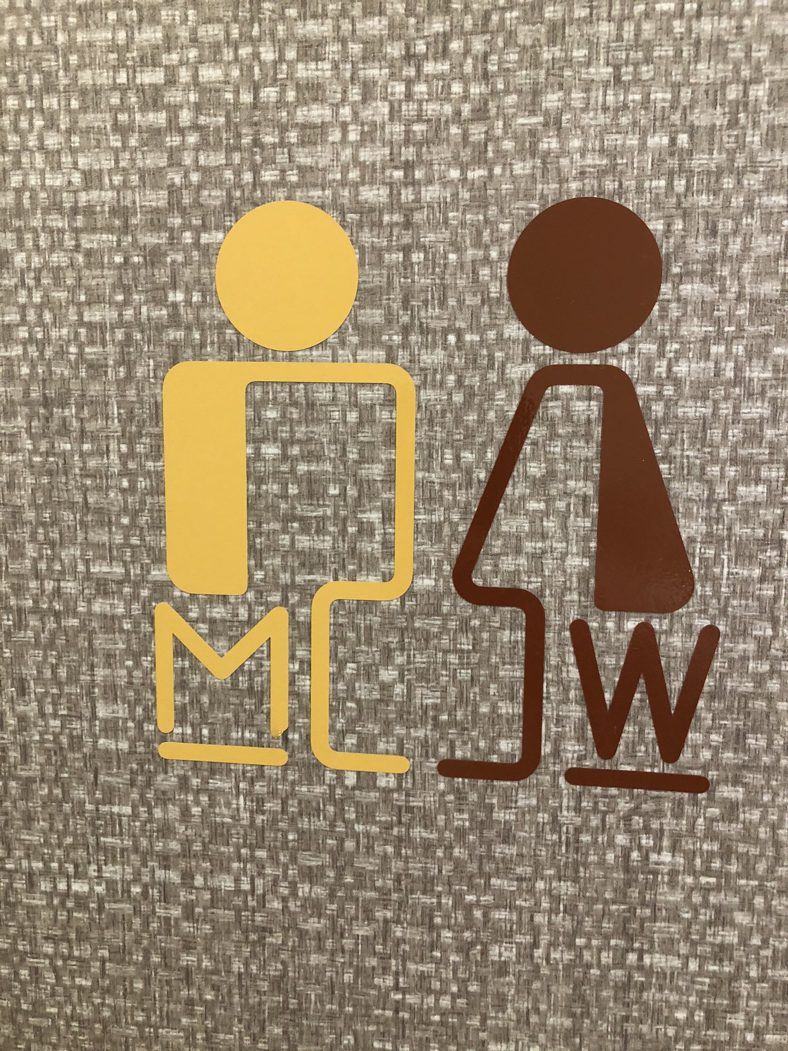 トイレマーク同好会 黄色と赤茶色での男女差 珍しい男性黄色 四角と三角 Mとw Mとwを男女デザインにメインに上手く出来そうだな トイレマーク トイレ デザイン T Co Y9toxmjlqz Twitter