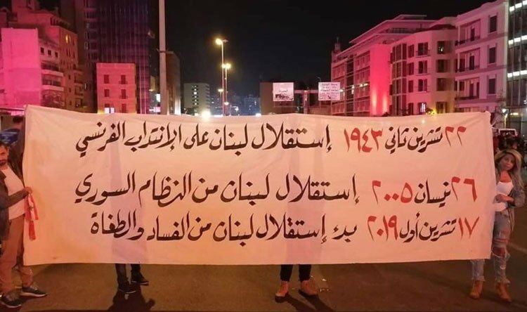 FayyadHabib's tweet photo. 2/الحرب الناعمة:نموذج تطبيقي.
هذه الصورة انتشرت. كلفتها متران من القماش وشخصان يحملانها. فيأتي الرد عليها من بعض"البيئة"دونما تمييز بين مكونات الحراك، ثم يأتي الرد على الرد من قبل معظم أهل الحراك.فنصل الى ما تريده المؤامرة:إيقاع العداوة بين الحراك و"البيئة"وفيلتمان يقهقه من بعيد! https://t.co/41OHY0zqbe
